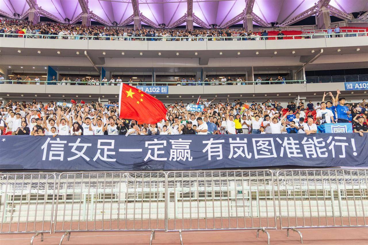 队长率领全队取得胜利，球队登上胜利之巅的简单介绍